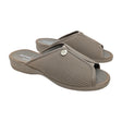 Zapatilla de casa Doctor Cutillas 21732 color taupe en tejido de rejilla transpirable.