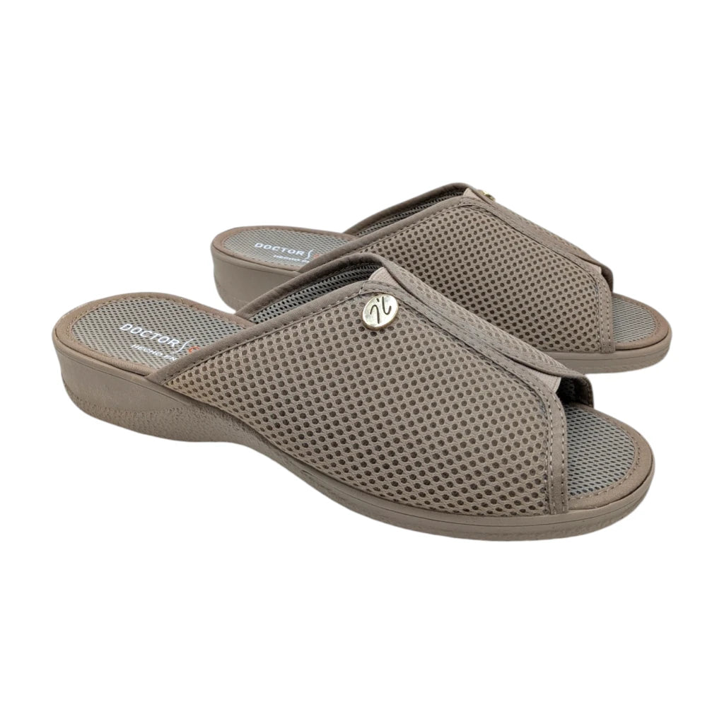 Zapatilla de casa Doctor Cutillas 21732 color taupe en tejido de rejilla transpirable.