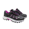 Zapatillas de trekking Paredes Arama negras con detalles en rosa fucsia sobre fondo blanco.