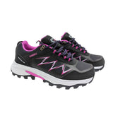 Zapatillas de trekking Paredes Arama negras con detalles en rosa fucsia sobre fondo blanco.