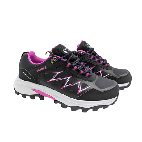 Zapatillas de trekking Paredes Arama negras con detalles en rosa fucsia sobre fondo blanco.