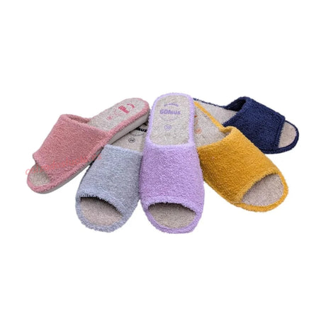 Variedad de zapatillas de casa Gomus para mujer en colores pastel: malva, gris, rosa, mostaza y azul marino, con textura de rizo suave.