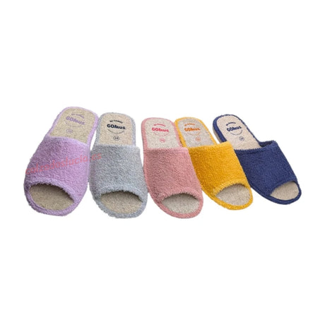 Detalle del tejido de rizo absorbente y suave de las zapatillas Gomus, ideales para después del baño o días de calor.