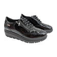 Zapato Doctor Cutillas 86050 en charol negro con cremallera lateral y cordones elásticos.