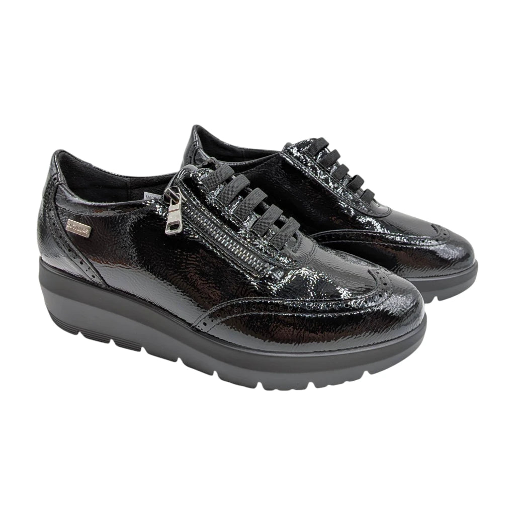 Zapato Doctor Cutillas 86050 en charol negro con cremallera lateral y cordones elásticos.
