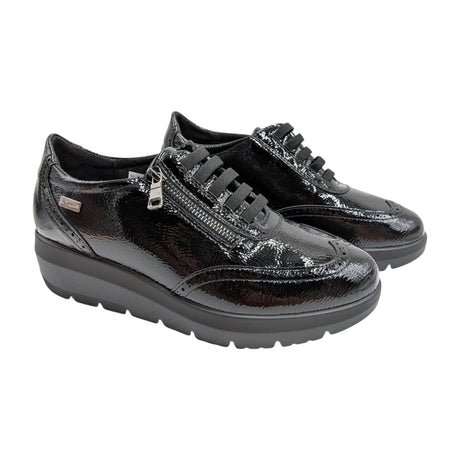 Zapato Doctor Cutillas 86050 en charol negro con cremallera lateral y cordones elásticos.