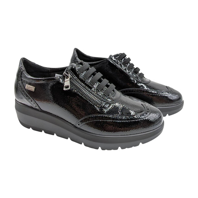Zapato Doctor Cutillas 86050 en charol negro con cremallera lateral y cordones elásticos.