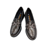Detalle del grabado brillante efecto charol y la hebilla decorativa del zapato Doctor Cutillas 86051.