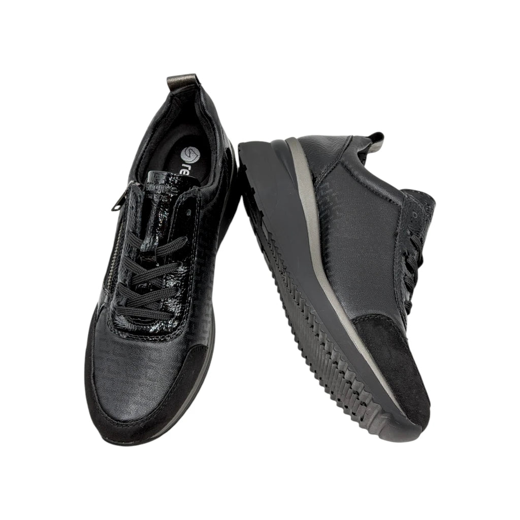 Vista de perfil de la cuña de las zapatillas Remonte D2401-06 negras con cordones y cremallera, con detalles brillantes