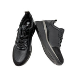 Vista de perfil de la cuña de las zapatillas Remonte D2401-06 negras con cordones y cremallera, con detalles brillantes