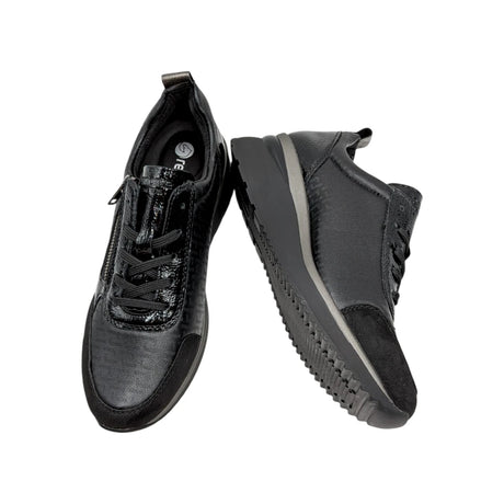 Vista de perfil de la cuña de las zapatillas Remonte D2401-06 negras con cordones y cremallera, con detalles brillantes