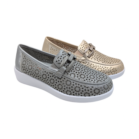 Vista lateral de mocasín metalizado plata con diseño ventilado.