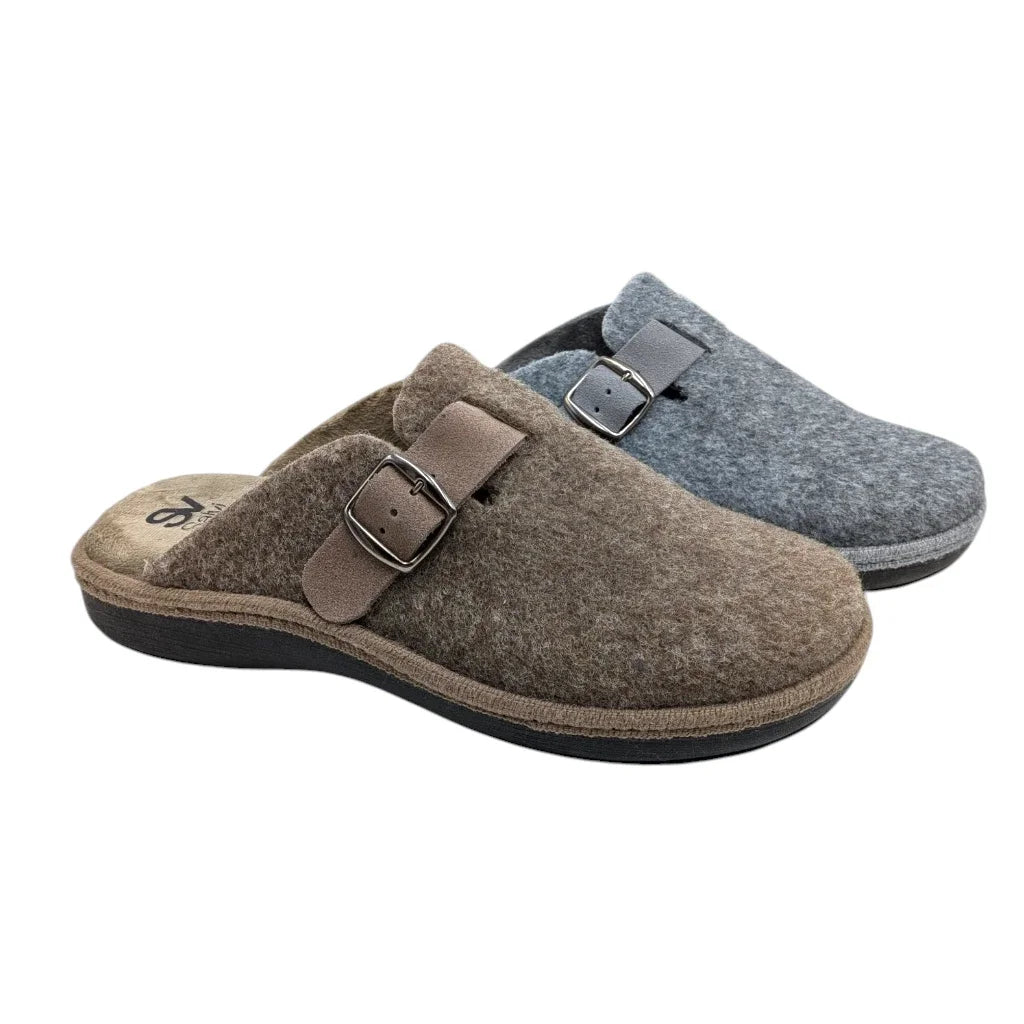 Pantufla zueco Salvi Confort gris y tostado de fieltro con hebilla metálica en el empeine.