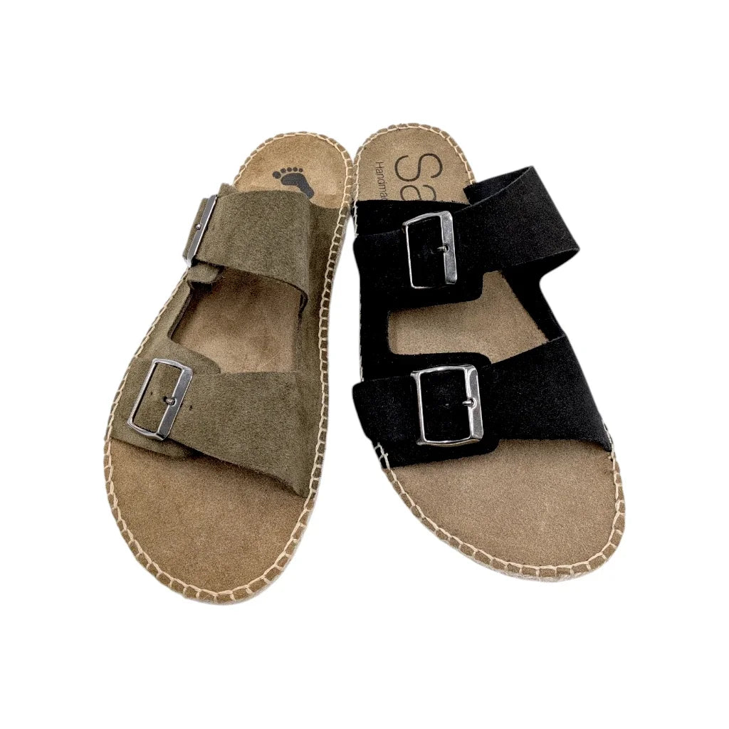 Primer plano de las hebillas metálicas y la costura artesanal de la sandalia respetuosa Salvi.