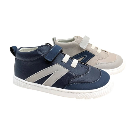 Botín deportivo de piel infantil Qkis 2579 en color azul marino con cierre de velcro