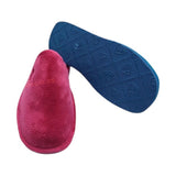 Zapatilla de casa Andinas de Calzados Lucía en terciopelo fucsia con suela azul antideslizante y ligera
