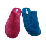 Zapatillas de casa Calzados Lucía marca Andinas de terciopelo suave en colores fucsia y azul con suela antideslizante