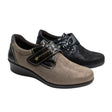 Zapato de confort Laura Azaña modelo LA21847FA-9 en tonos taupe y negro con ajuste de velcro.
