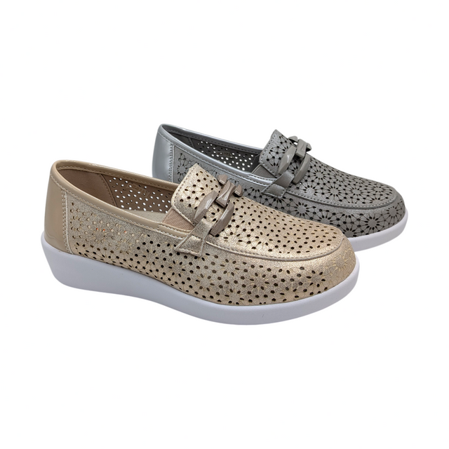 Mocasines Doctor Cutillas 38475 calados en color plata y champán.