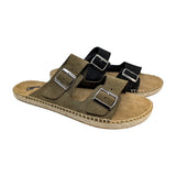 Sandalias barefoot Salvi de hombre en color verde oliva y negro con doble hebilla sobre fondo blanco.