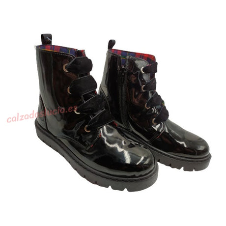 Botín negro cordones de Titanitos