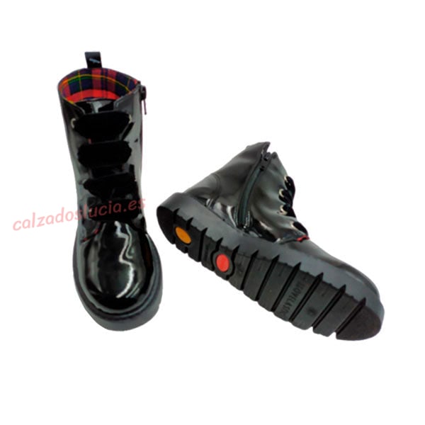 Botín charol negro con suela deportiva Titanitos