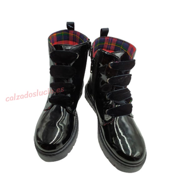 Botín negro charol Titanitos con cordones