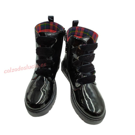 Botín negro charol Titanitos con cordones