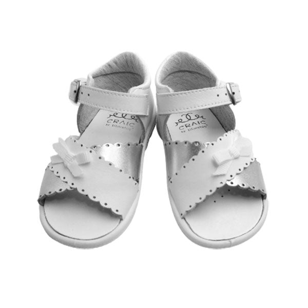 Sandalia blanca y plata de bebé