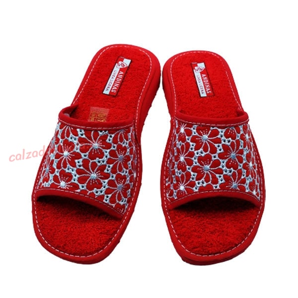 Zapatilla de casa bordada Andinas en rojo