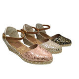 Cuña de vestir en piel con adornos dorados