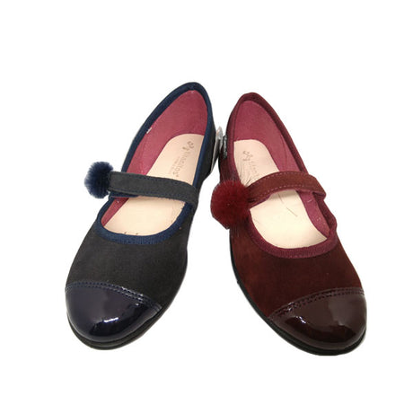 Zapato de charol y pompón de Titanitos